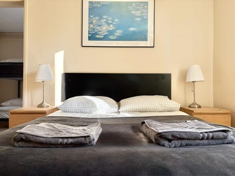 Bed, Bedroom, towels