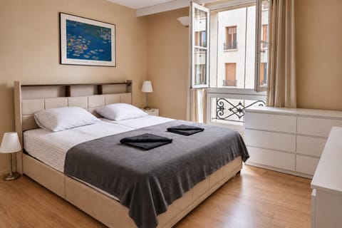 Bed, Bedroom, towels