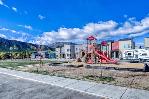 Ponchita East- New 3 Bedroom in Poncha Springs- Minutes to Ski Monarch House in Poncha Springs