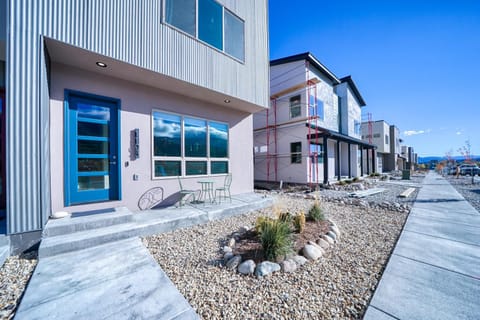 Ponchita East- New 3 Bedroom in Poncha Springs- Minutes to Ski Monarch House in Poncha Springs