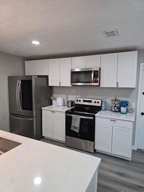 5 Bedroom Tampa Home Minutes from Attractions, Downtown & Beaches House in Greater Carrollwood