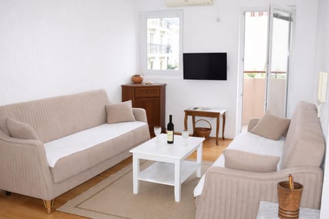 Communal lounge/ TV room, Living room, Seating area