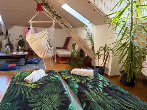 Bed, Bedroom, towels