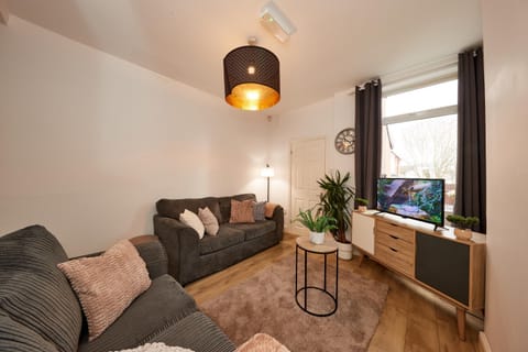 Communal lounge/ TV room, TV and multimedia, Living room, Seating area, Evening entertainment