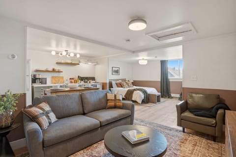 Kitchen or kitchenette, Living room, Seating area, Dining area