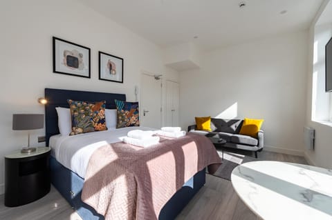 Bed, TV and multimedia, Bedroom, towels