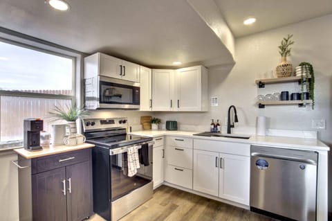 Modern 2BR Home Sleeps 8 Grill Hot Tub & Fire Pit House in Pueblo West