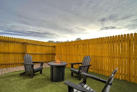 Modern 2BR Home Sleeps 8 Grill Hot Tub & Fire Pit House in Pueblo West