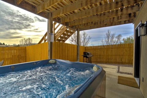 Modern 2BR Home Sleeps 8 Grill Hot Tub & Fire Pit House in Pueblo West