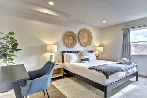 Modern 2BR Home Sleeps 8 Grill Hot Tub & Fire Pit House in Pueblo West