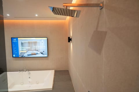 Shower, Hot Tub, TV and multimedia, Spa and wellness centre/facilities