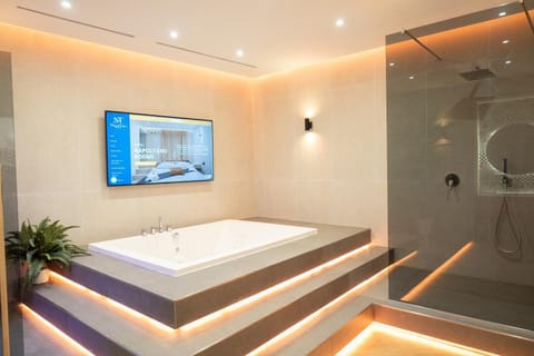Shower, Hot Tub, Spa and wellness centre/facilities