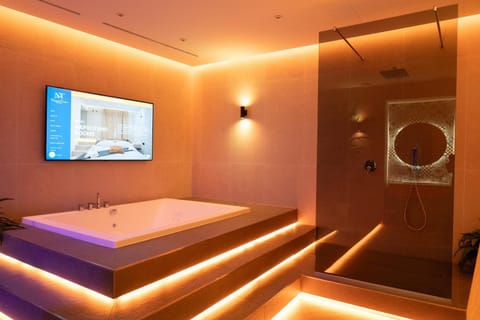 Shower, Hot Tub, TV and multimedia, Spa and wellness centre/facilities