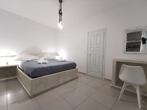 Bed, TV and multimedia, Bedroom
