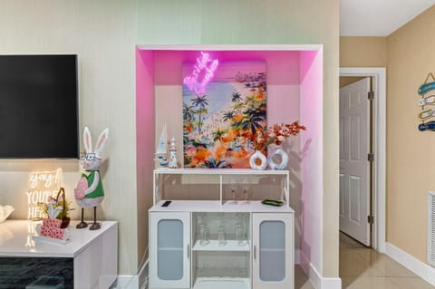 Lounge or bar, minibar