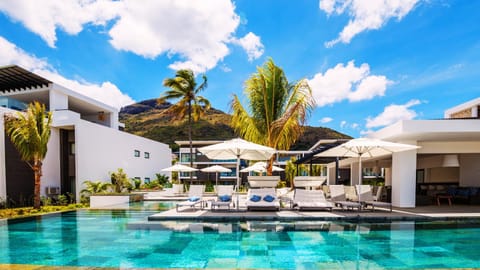 Property building, Day, Natural landscape, Mountain view, Swimming pool, sunbed