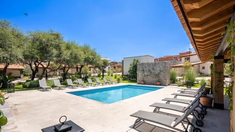 Property building, Day, Swimming pool, sunbed
