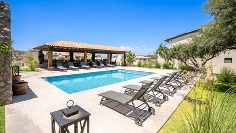 Patio, Spring, Day, Garden, Swimming pool, sunbed