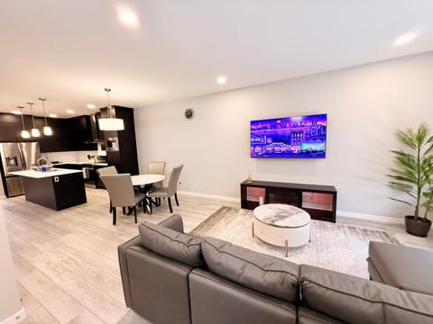TV and multimedia, Kitchen or kitchenette, Living room, Seating area, Dining area, stove