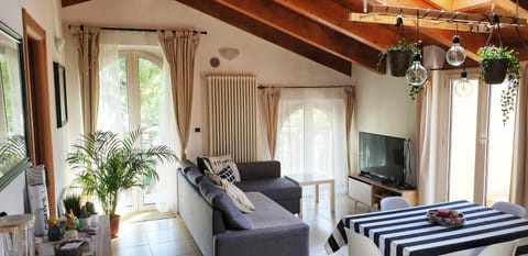 TV and multimedia, Living room, Seating area, Dining area