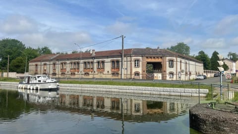 Property building, Activities, Landmark view, River view