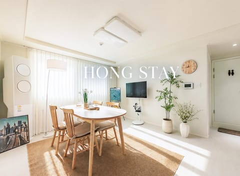 TV and multimedia, Living room, Seating area, Dining area, air conditioner