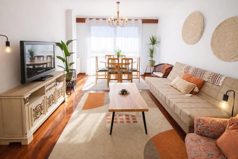 TV and multimedia, Living room, Seating area, Dining area