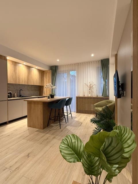 Kitchen or kitchenette, Dining area, minibar, stove