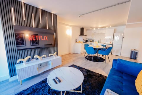 TV and multimedia, Kitchen or kitchenette, Living room, Seating area, Dining area, pet friendly, stove