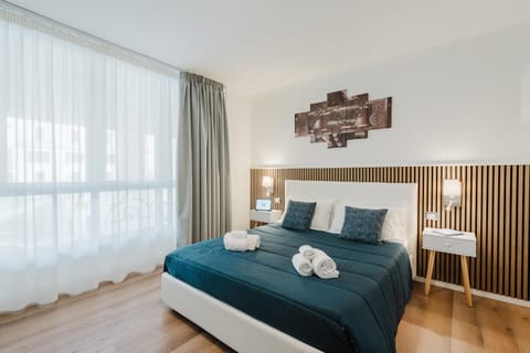 Bed, Photo of the whole room, Bedroom, towels