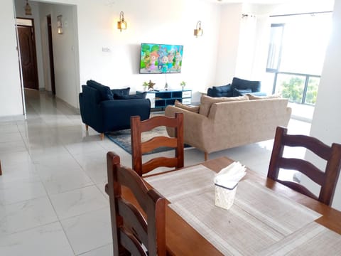 TV and multimedia, Living room, Seating area, Dining area