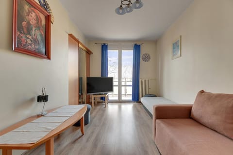 Bed, TV and multimedia, Seating area