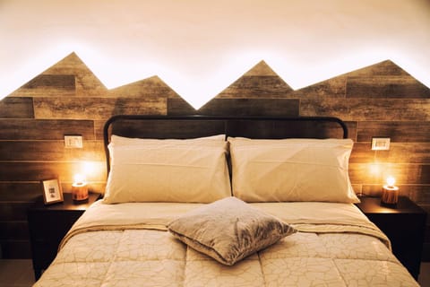 Bed, Bedroom, Mountain view