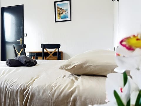 Bed, Photo of the whole room, Dining area, Bedroom, towels