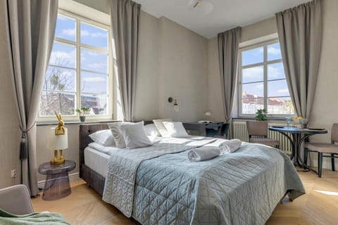 Bed, Living room, Photo of the whole room, Seating area, Bedroom, towels