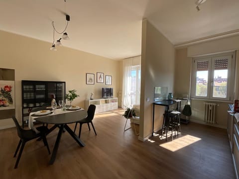 TV and multimedia, Kitchen or kitchenette, Living room, Seating area, Dining area