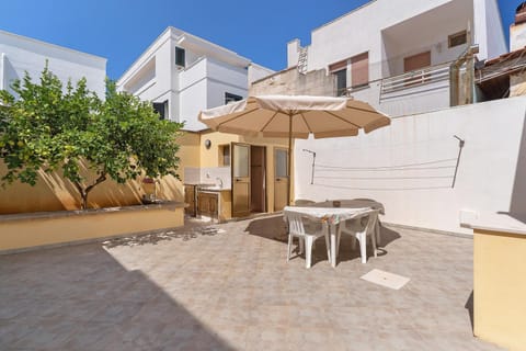 Property building, Balcony/Terrace, Living room
