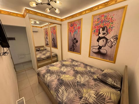 Photo of the whole room, Bedroom, wardrobe