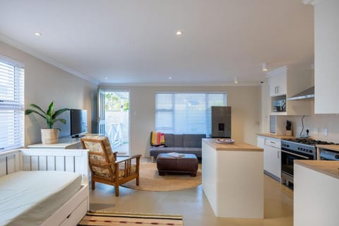 Kitchen or kitchenette, Seating area