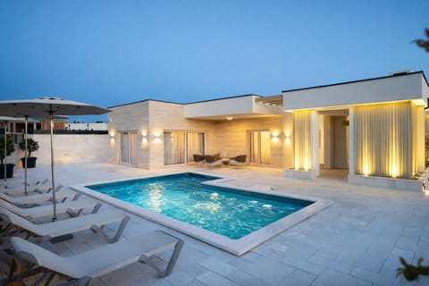 Property building, Patio, Pool view, Swimming pool, Swimming pool, sunbed