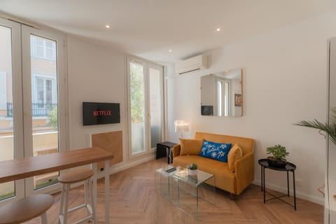 TV and multimedia, Living room, Seating area, Dining area, air conditioner