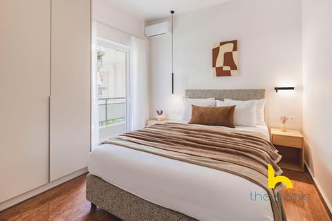 Elegant 3BR Residence - Whirlpool & Luxe Comfort Apartment in Kallithea