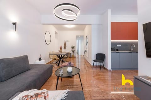 Elegant 3BR Residence - Whirlpool & Luxe Comfort Apartment in Kallithea