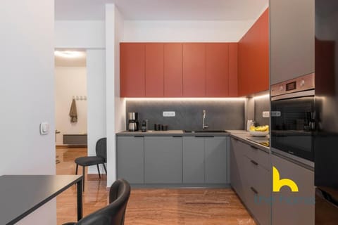 Elegant 3BR Residence - Whirlpool & Luxe Comfort Apartment in Kallithea