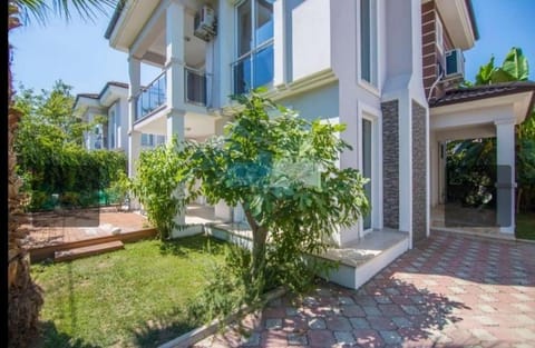 Property building, Garden, Swimming pool