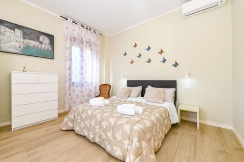 Bed, Photo of the whole room, Bedroom, towels, air conditioner