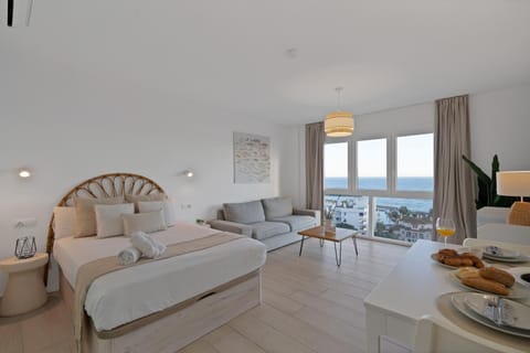 Photo of the whole room, Bedroom, Sea view
