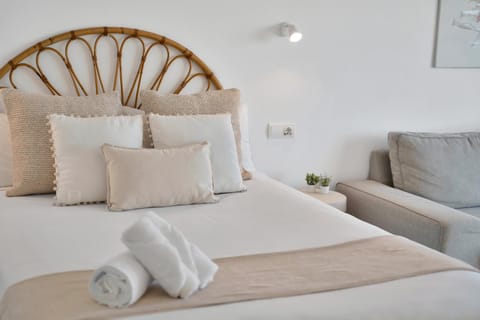 Bed, Living room, Photo of the whole room, Bedroom, towels