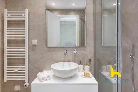 Bright and Roomy 2BR 2BA Kallithea Family Stay Apartment in Kallithea