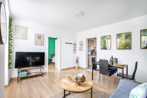 Communal lounge/ TV room, TV and multimedia, Living room, Seating area, Dining area
